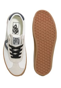 Weiße Canvas-Sneaker mit schwarzen Schnürsenkeln, grauen Akzenten und einer Gummisohle mit Diamantmuster. Gesticktes Logo auf der Zunge.
