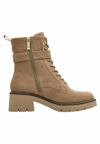 Bottine en daim beige avec un laçage à l'avant, une fermeture éclair sur le côté et un talon carré. Comprend une sangle décorative et un dessus texturé.