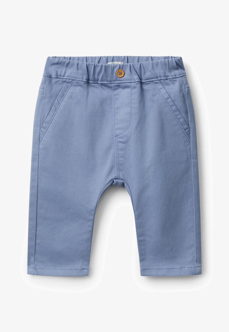 Pantalones de bebé color azul claro con cintura elástica, botón de madera y dos bolsillos frontales inclinados sobre un fondo blanco.