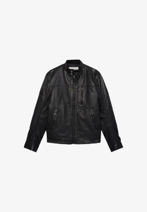 Giacca di pelle nera con colletto alto, chiusura a zip e due tasche laterali. Presenta una tasca sul petto con zip e dettagli cuciti.