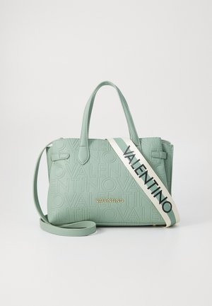 Sac à main Valentino vert clair avec motif logo en relief, doubles poignées, longue bandoulière et large bandoulière blanche amovible avec le texte "VALENTINO" en gras.