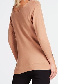 Maglione a maglia marrone con scollatura ampia, maniche lunghe, polsini a costine e bottoni decorativi sui bordi delle maniche. Texture liscia.
