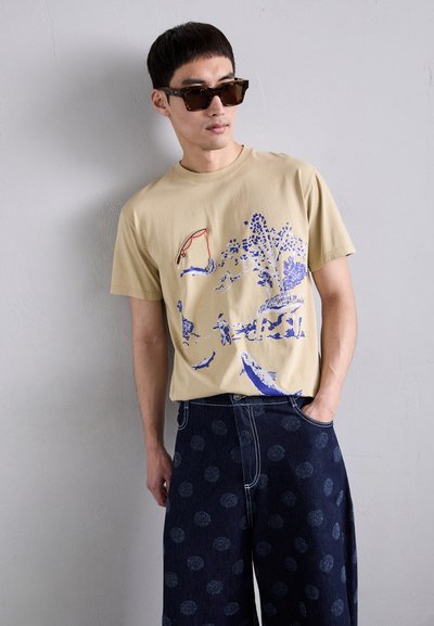 Henrik Vibskov FISHING ROD TEE - Nyomott mintás póló - mojave