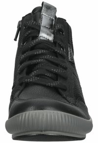 Zapatilla alta negra con cuero texturizado, puntera redonda, suela de goma gris en contraste, cordones prominentes y detalle de cremallera lateral.