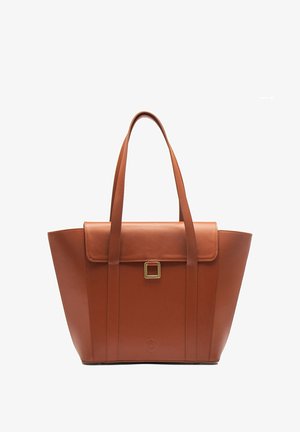 Borsa tote in pelle marrone con due manici lunghi, chiusura con patella piegata e dettaglio in metallo quadrato dorato. Texture liscia con design strutturato.