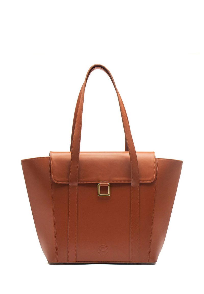 Bruine leren tote bag met twee lange handvatten, een gevouwen klep sluiting en een gouden vierkant hardware accent. Glad van structuur met een gestructureerd ontwerp.