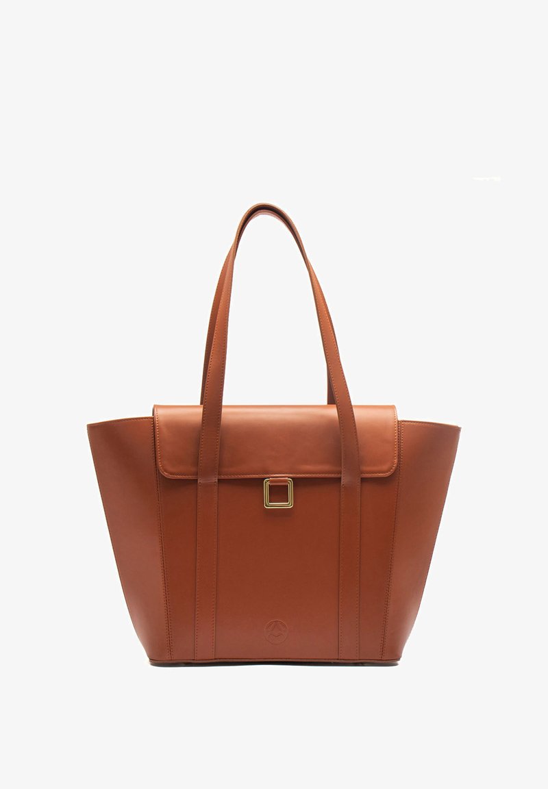 Bruine leren tote bag met twee lange handvatten, een gevouwen klep sluiting en een gouden vierkant hardware accent. Glad van structuur met een gestructureerd ontwerp.