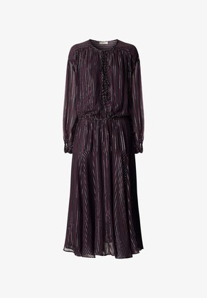 Haljina s dugim rukavima tamnoljubičaste boje s okomitim srebrnim i ružičastim prugama. Ima okrugli izrez, elastični pojas i nabore kao ukras.