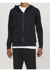 Donkerblauwe zip-up hoodie van een katoenmix, met een voorzak, ribgebreide manchetten en zoom, gedragen over een wit shirt.