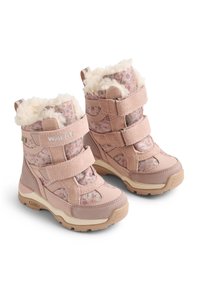 Rózsaszín és bézs gyerekcsizma bolyhos béléssel, tépőzáras pántokkal, és texturált felsőrészével, amely finom mintázatot tartalmaz. Gumi talp a jobb tapadás érdekében.