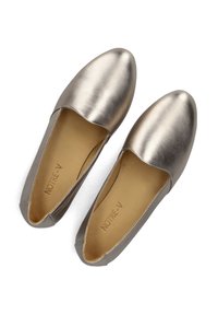 Metalen zilveren instapschoenen met een gladde textuur, ronde neus en een zachte beige binnenkant. De binnenzool heeft een geperste branding "NOTRE-V."