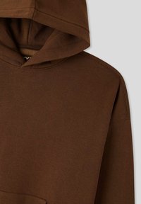 Felpa con cappuccio marrone caratterizzata da un tessuto texturizzato, tasca a marsupio e polsini a costine, con una vestibilità comoda e un design semplice.