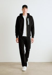 Calvin Klein HORIZONTAL LOGO ZIP THRU HOODIE - Mikina so zipsom - black