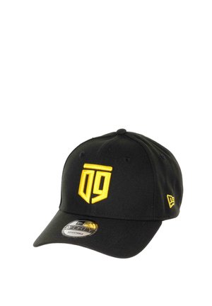Schwarze Baseballmütze aus Stoff mit einem gelben gestickten Logo auf der Vorderseite und einem gebogenen Schirm. Verstellbarer Verschluss hinten.