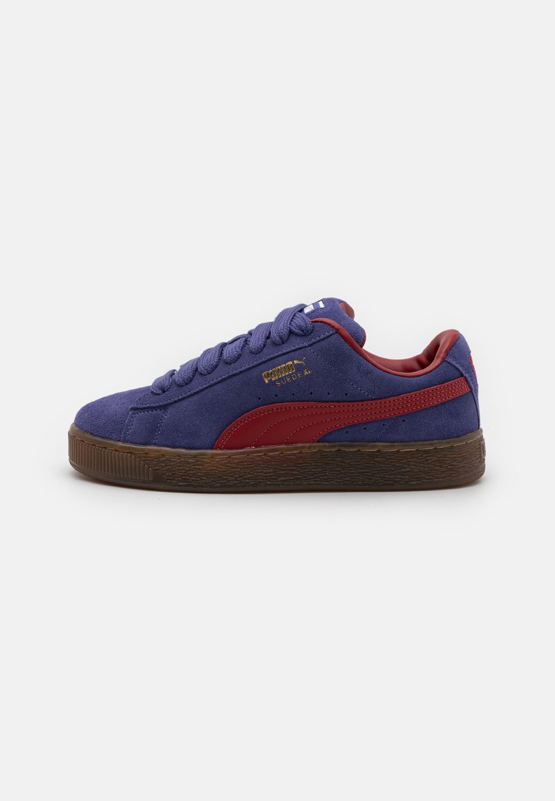 Paarse suède lage sneakers met rode accenten en een bruine textuur rubberen zool; beschikt over veters, logo op de zijkant en een gevoerde kraag.
