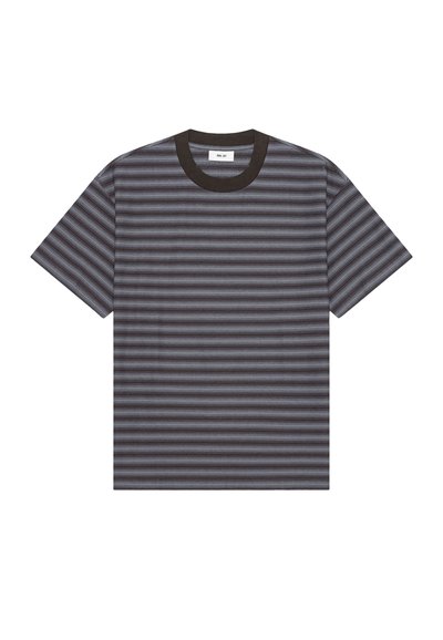 T-shirt à manches courtes avec col rond noir et bandes horizontales grises, noires et bleues sur le corps et les manches.