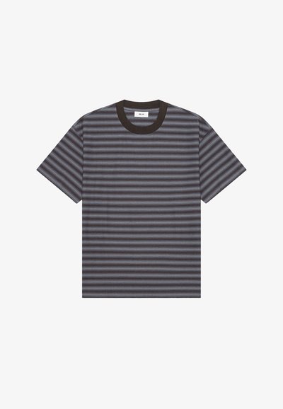 T-shirt à manches courtes avec col rond noir et bandes horizontales grises, noires et bleues sur le corps et les manches.