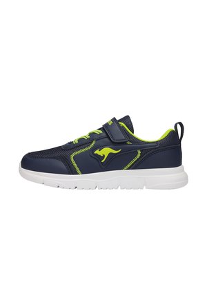 Marineblaue Sneaker mit limettengrünen Akzenten, synthetischem Obermaterial, Netzpaneelen, weißer Gummisohle und verstellbarem Klettverschluss für einen sicheren Sitz.
