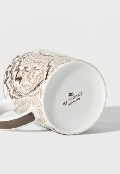 Tasse en céramique avec des motifs cachemire complexes beige et brun, une poignée blanche avec une bande brune, et l'inscription "ETRO Made in Italy" imprimée au fond.