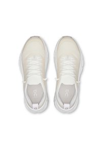 Pantofi sport albi cu un superior din plasă, talpă din cauciuc groasă și un design minimalist. Dispune de șireturi, logo pe limba pantofului și toc căptușit.
