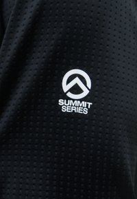 Schwarzes, strukturiertes Gewebeshirt mit einem weißen "SUMMIT SERIES" Logo und einem grafischen Design aus einer kreisförmigen und dreieckigen Form.