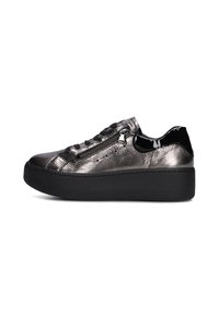 Chunky zwarte platform sneakers met metallic zilveren bovenkant en glanzende zwarte accenten, met een zijrits en een textuur oppervlak.