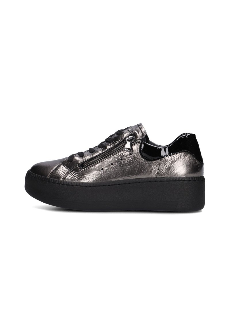 Chunky zwarte platform sneakers met metallic zilveren bovenkant en glanzende zwarte accenten, met een zijrits en een textuur oppervlak.