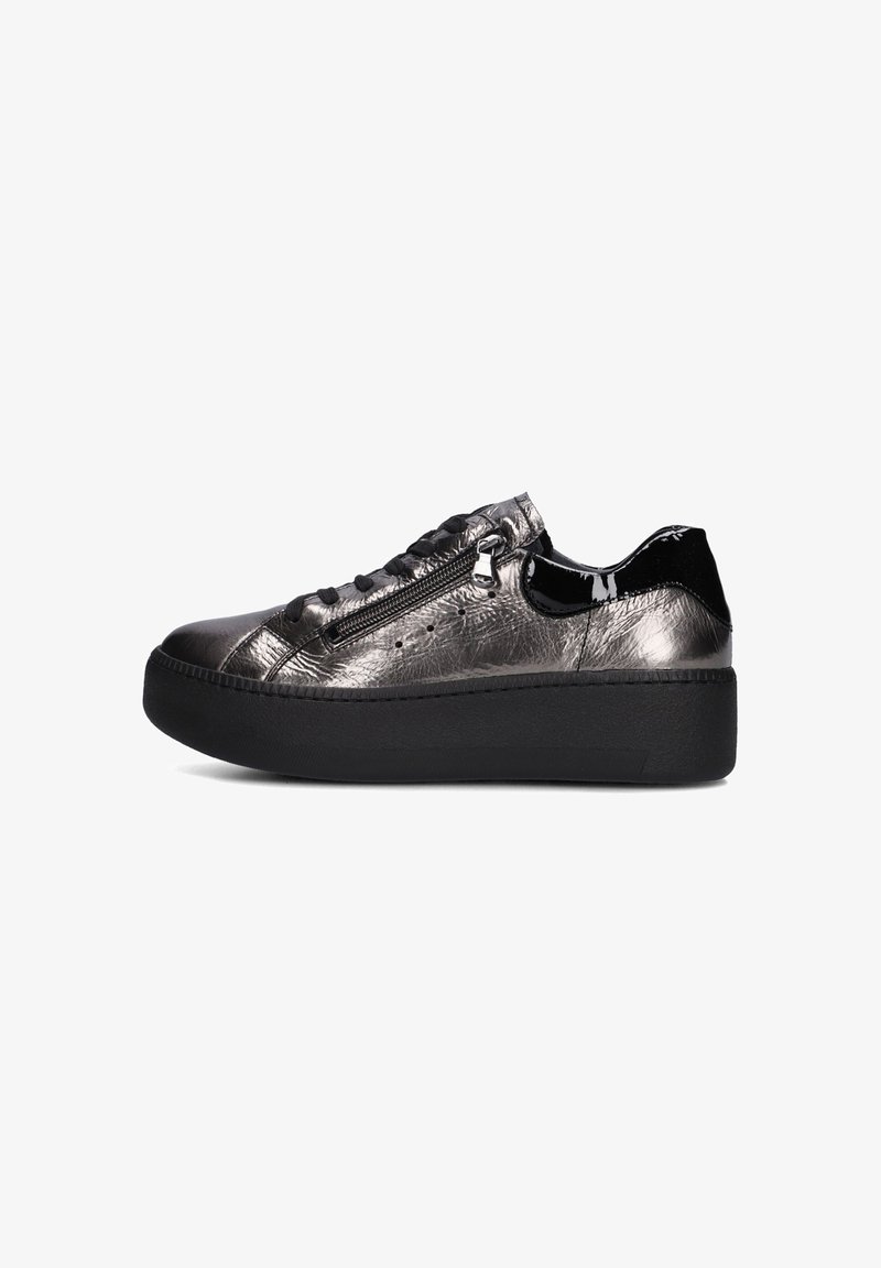 Chunky zwarte platform sneakers met metallic zilveren bovenkant en glanzende zwarte accenten, met een zijrits en een textuur oppervlak.