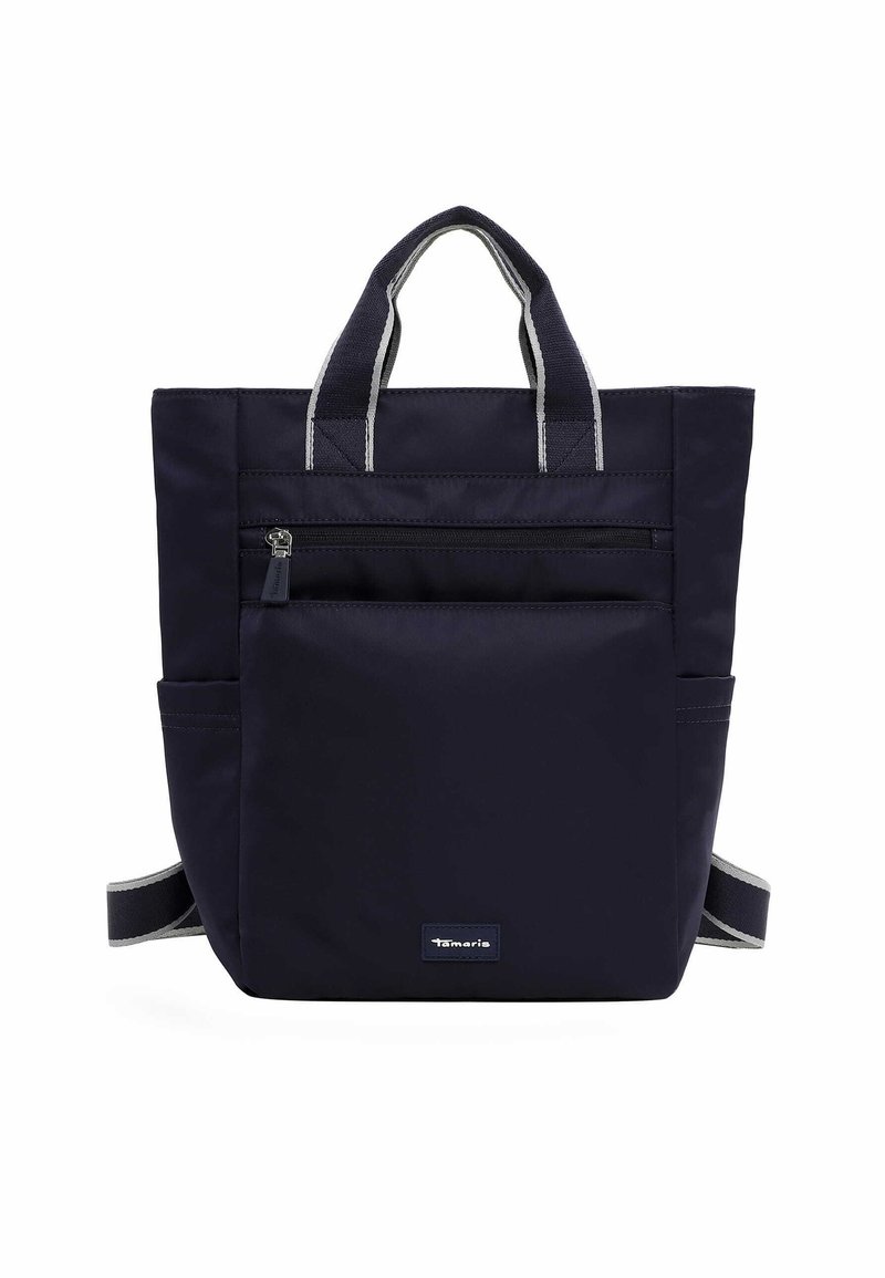 Sac à dos bleu marine avec deux poignées supérieures, bretelles réglables, poche avant zippée et petite étiquette de marque en bas au centre.