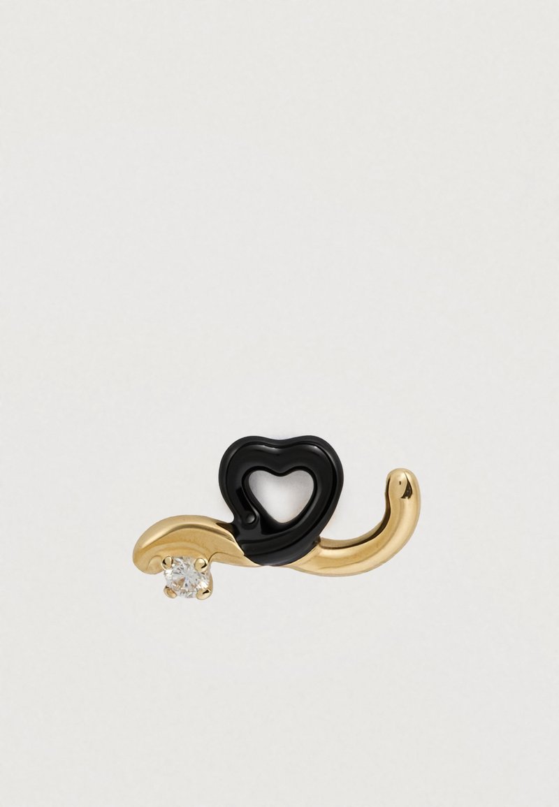 Cercei din metal auriu cu formă de inimă neagră, design curbat și un accent din cristal transparent, creând un aspect modern și jucăuș.