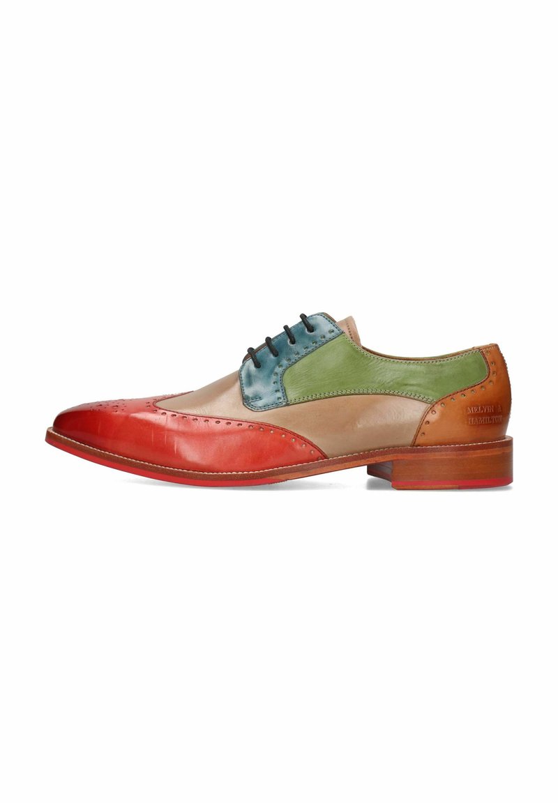 Buntes Lederschuhwerk mit roter Spitze und Ferse, hellbraunem Körper sowie grünen und blauen Akzenten. Abgeschlossen mit dekorativen Perforationen und einer Holzsohle.