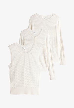 Tri biele svetre s pleteným vzorom káblika rôznych štýlov: tielko bez rukávov, zapínaný s dlhým rukávom a základný s dlhým rukávom. Mäkká textúra a rebrované okraje.