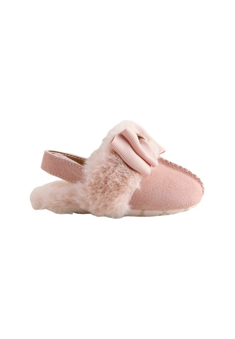 Svijetlo ružičasti papuče s umjetnim krznom, mekani antilop prednji dio i velika platnena mašna. Slingback dizajn i teksturirana potplata za dobar grip.