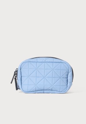 Trousse matelassée bleu clair avec une fermeture éclair noire et deux curseurs, sur fond blanc uni.