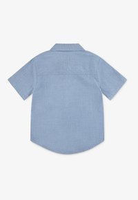 Korte mouw lichtblauw shirt van een zachte, gestructureerde stof. Heeft een kraag, rugpand en een gebogen zoom. Effen zonder patronen of accenten.