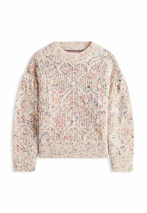 Beiger Strickpullover mit mehrfarbigen Sprenkeln, Rautenkabelmustern, geripptem Rundhalsausschnitt, Bündchen und Saum, flach auf weißem Hintergrund liegend.