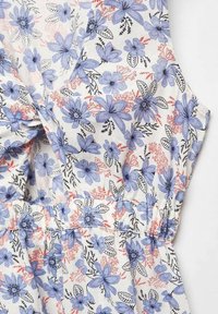 Květinové šaty z lehkého materiálu s modrými, růžovými a černými květinovými vzory. Design zahrnuje nařasený pas a bezrukávový střih.