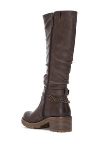Botas altas de imitación de cuero marrón con un diseño arrugado, cremallera lateral, detalle de cadena y tacón cuadrado. Suela texturizada para mayor agarre.