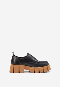 Chaussures chunky en cuir noir avec une semelle plateforme épaisse de couleur marron clair, des accents cousus sur le dessus et une languette à l'arrière.