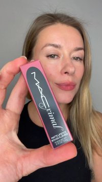 MAC Prima matt Lippenstift in einer rechteckigen rosa Schachtel mit schwarzem Markentext. Die Box-Größe beträgt 0,12 oz / 3,5 g.