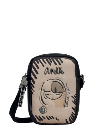 Kleine rechteckige Umhängetasche mit stilisiertem Mädchenkopf, schwarz-beigen Mustern, "Anekke"-Logo und verstellbarem Schulterriemen mit Markentag.