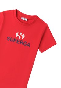 Camiseta de algodón roja con mangas cortas, que presenta un escote redondo y un logotipo gráfico en azul marino, situado de forma central en el pecho.