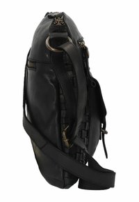 Borsa in pelle nera con dettaglio intrecciato su un lato, chiusura con zip e tracolla regolabile. Accenti in ottone.