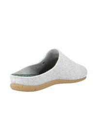 Zuecos grises de felpa con diseño slip-on, punta redondeada y suela de goma texturizada. Presentan una plantilla verde y un detalle de costura mínima.