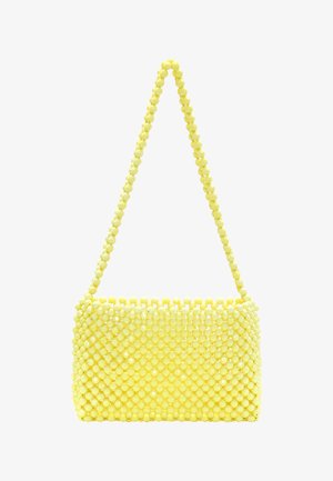 Borsa gialla realizzata con perline sferiche, caratterizzata da una forma rettangolare strutturata e una tracolla stretta di perline. Texture liscia, design compatto.