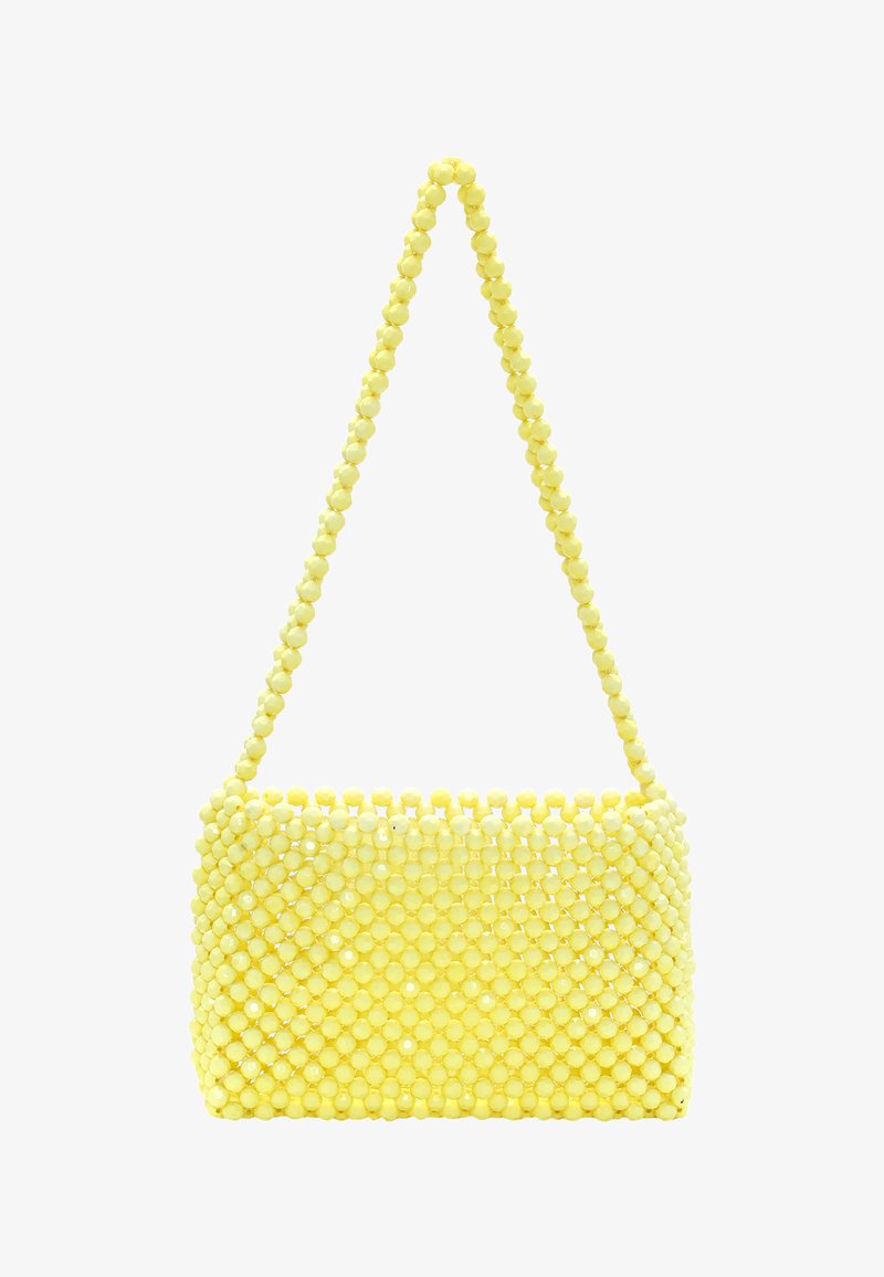 Borsa gialla realizzata con perline sferiche, caratterizzata da una forma rettangolare strutturata e una tracolla stretta di perline. Texture liscia, design compatto.