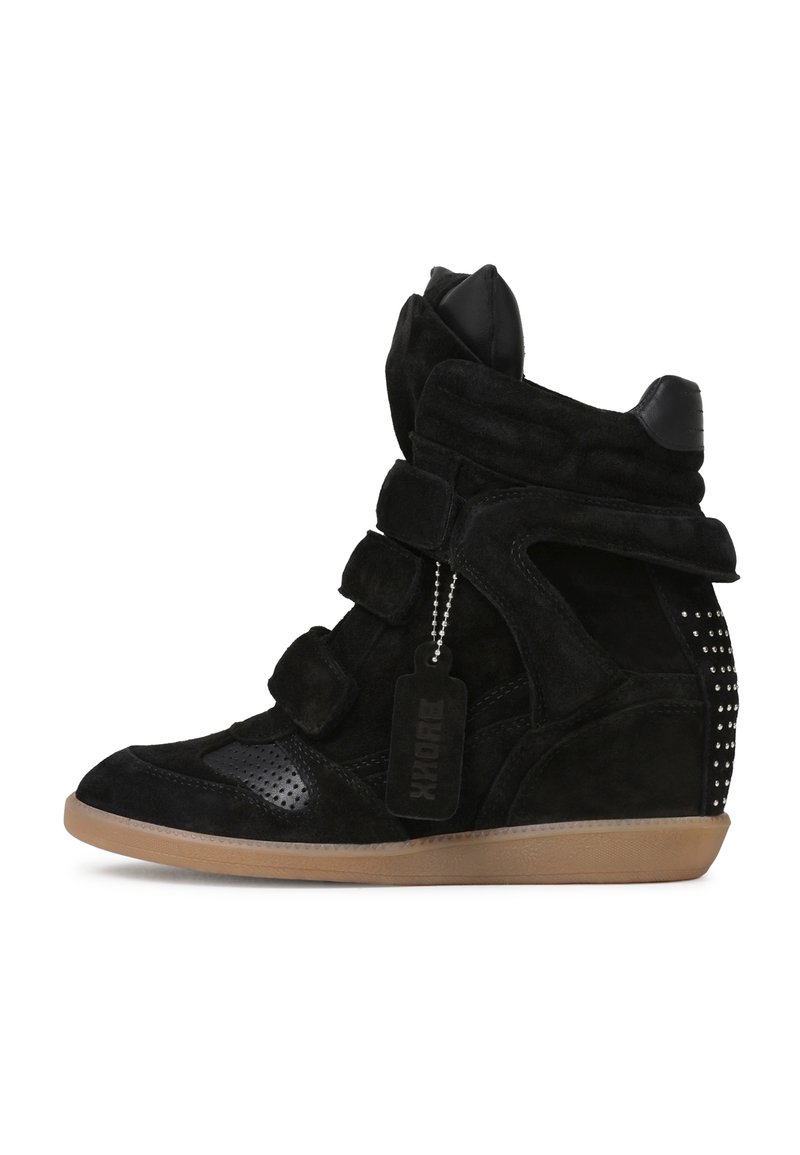 Μαύρο suede sneaker ψηλός με μπεζ σόλα, τρεις λουριά με βέλκρο, διακοσμημένη φτέρνα και κρεμαστή ετικέτα σε λευκό φόντο.