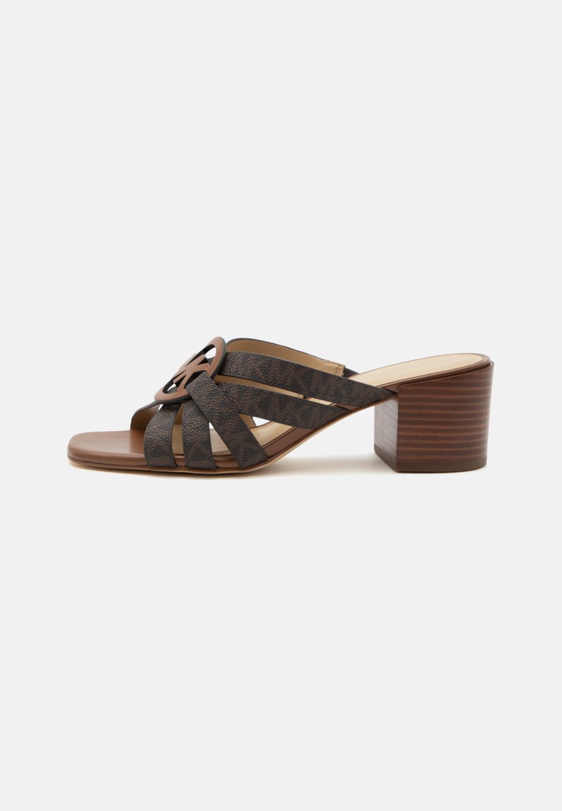 Sandale à talon marron à bout ouvert avec talon bloc et plusieurs brides texturées, avec un détail de boucle circulaire sur un fond uni.