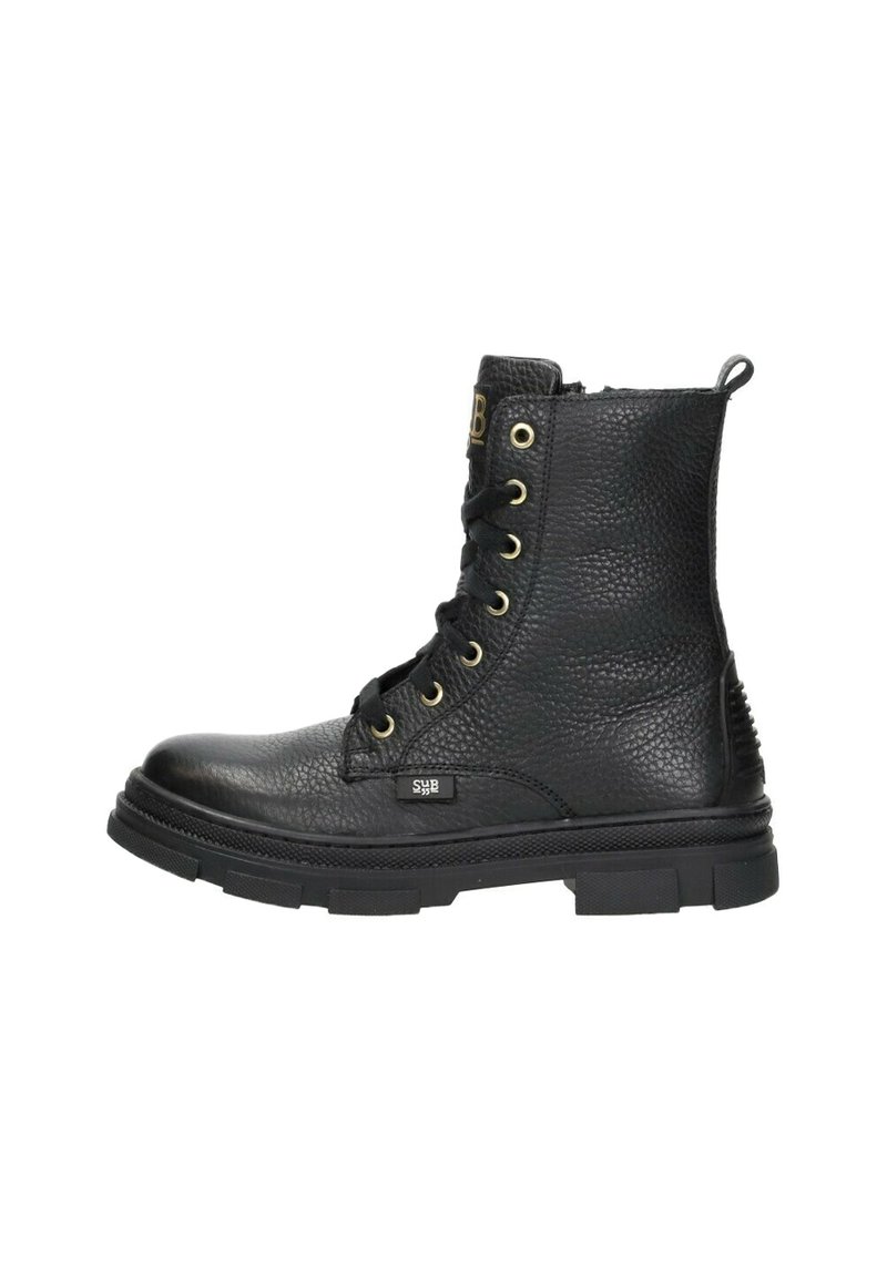 Zwarte leren enkellaarzen met een gestructureerde afwerking, voorzien van gouden oogjes, zwarte veters en een robuuste rubberen zool met een subtiele logo-detail.