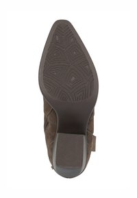 Zapato de ante marrón con suela de goma que presenta un patrón geométrico. El tacón está diseñado con un acento texturizado y un acabado liso.